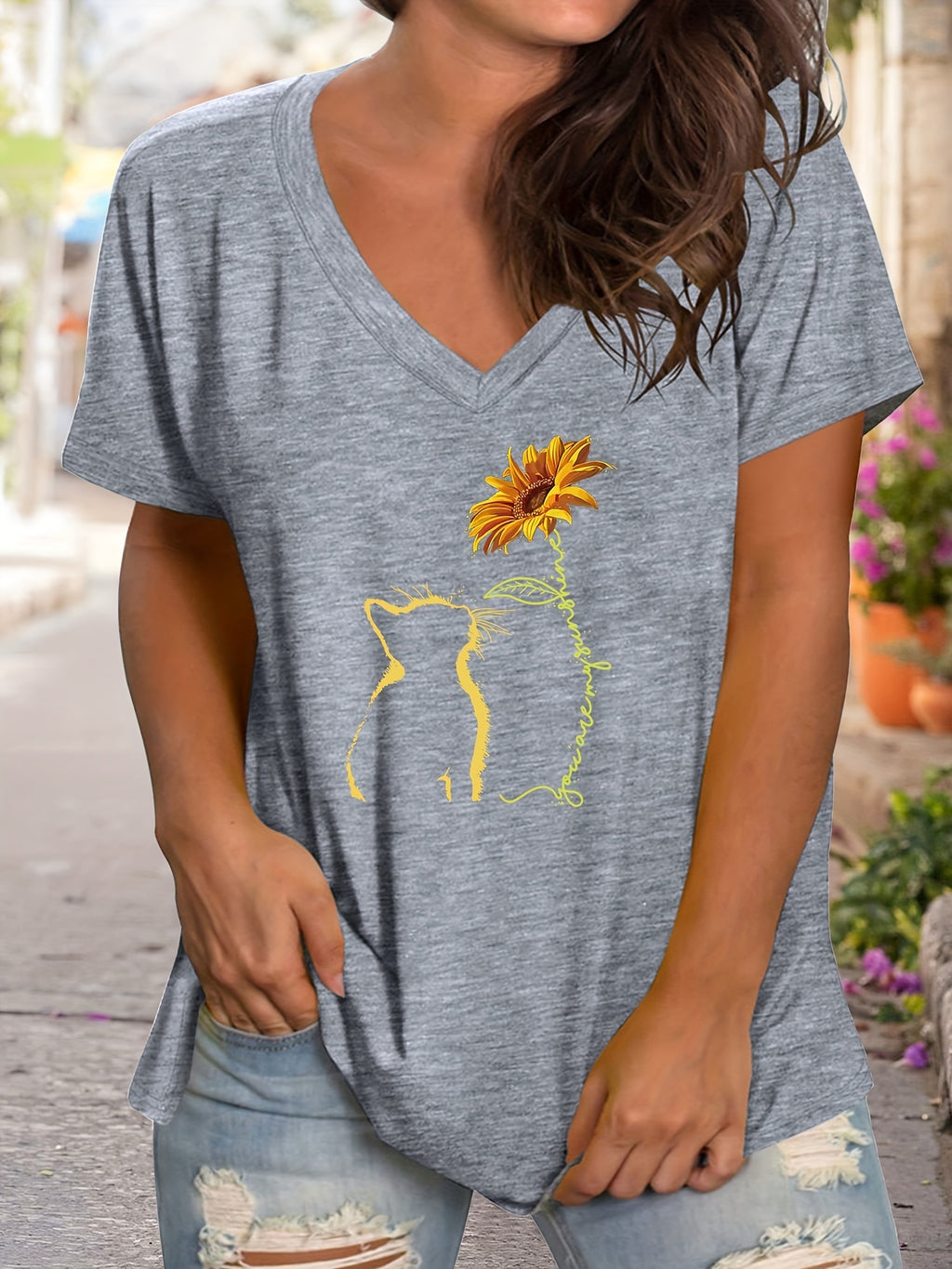 Plus Size Women's Relaxed Fit Cat & Sunflower Print Short Sleeve V Neck Casual T-Shirt with Slight Stretch for Comfortable Wear
