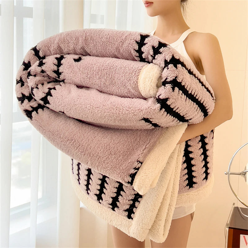 Super Thick and Warm Flannel Blanket Super Soft Fluffy Queen Size Bed Blanket Cozy Skin-friendly Multifunctional Nap Blanket