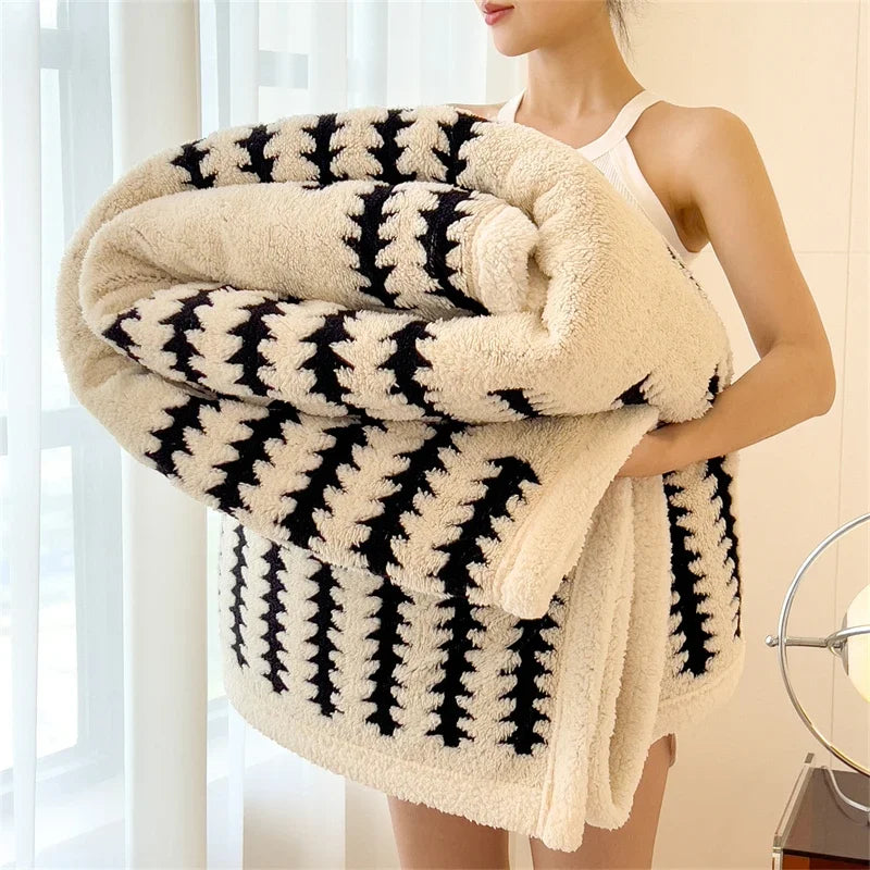 Super Thick and Warm Flannel Blanket Super Soft Fluffy Queen Size Bed Blanket Cozy Skin-friendly Multifunctional Nap Blanket