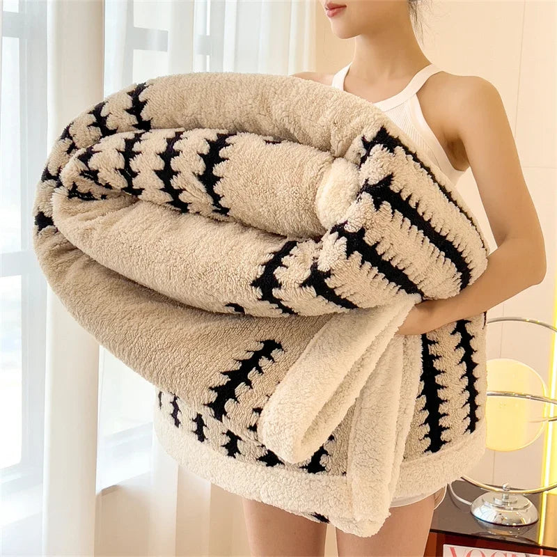 Super Thick and Warm Flannel Blanket Super Soft Fluffy Queen Size Bed Blanket Cozy Skin-friendly Multifunctional Nap Blanket