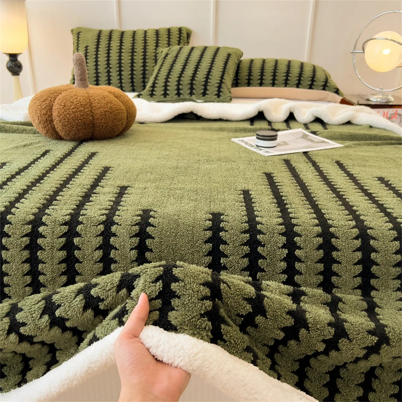 Super Thick and Warm Flannel Blanket Super Soft Fluffy Queen Size Bed Blanket Cozy Skin-friendly Multifunctional Nap Blanket