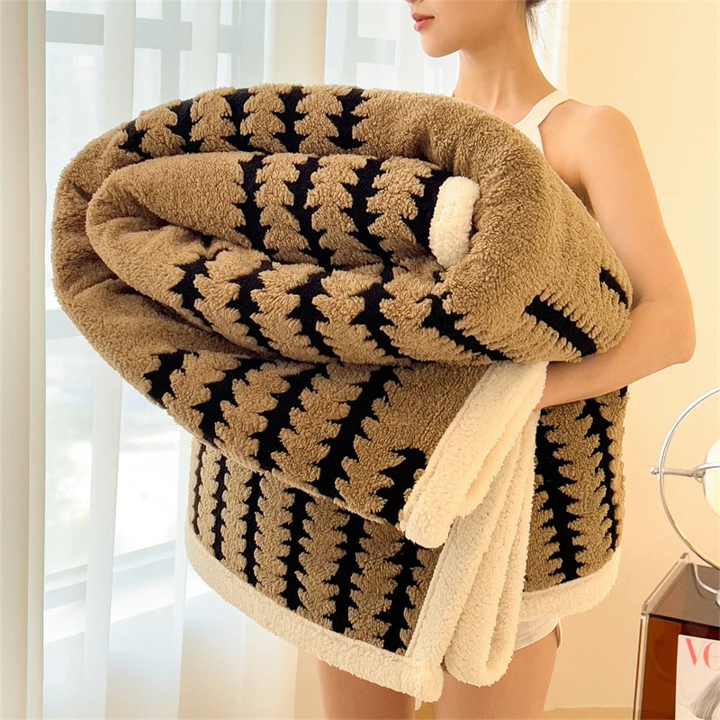 Super Thick and Warm Flannel Blanket Super Soft Fluffy Queen Size Bed Blanket Cozy Skin-friendly Multifunctional Nap Blanket