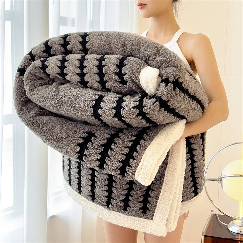 Super Thick and Warm Flannel Blanket Super Soft Fluffy Queen Size Bed Blanket Cozy Skin-friendly Multifunctional Nap Blanket