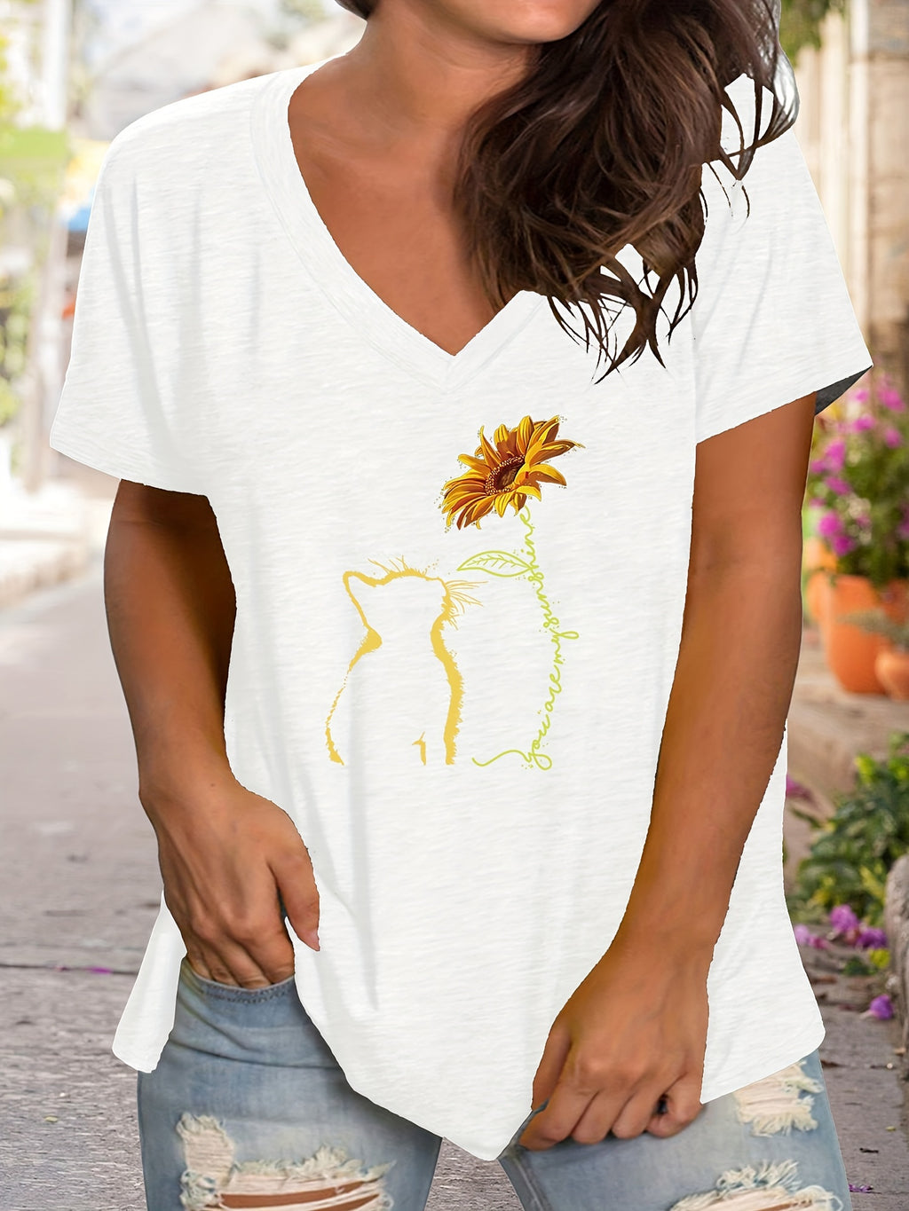 Plus Size Women's Relaxed Fit Cat & Sunflower Print Short Sleeve V Neck Casual T-Shirt with Slight Stretch for Comfortable Wear